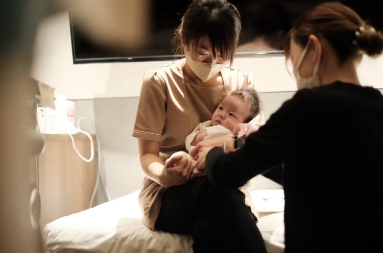 助産師が赤ちゃんをケアしている様子