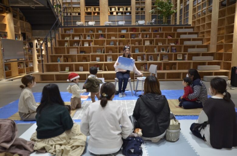 子どもと保護者が参加する絵本の読み聞かせイベントの様子