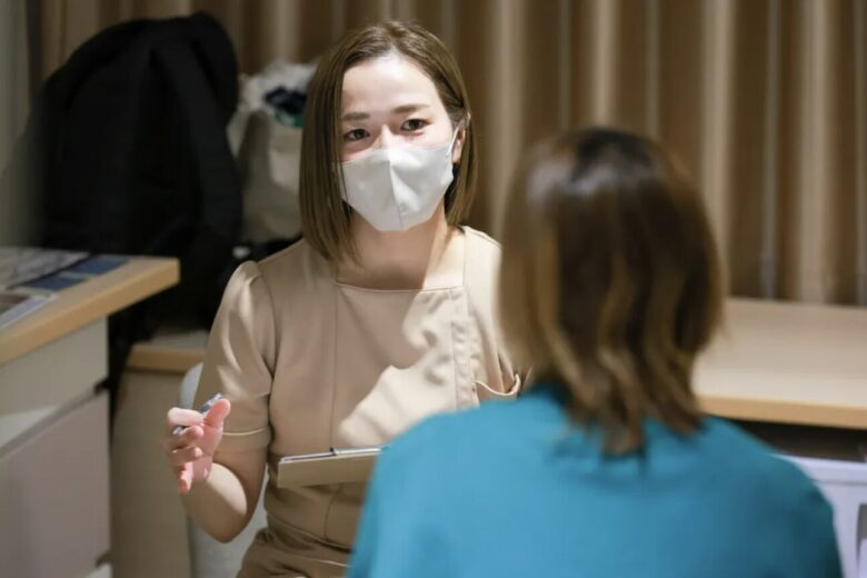 Cocokara札幌ホテル宿泊型産後ケアの副代表がインタビューを受けている様子