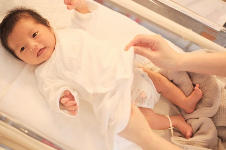 赤ちゃんのお世話をしている様子