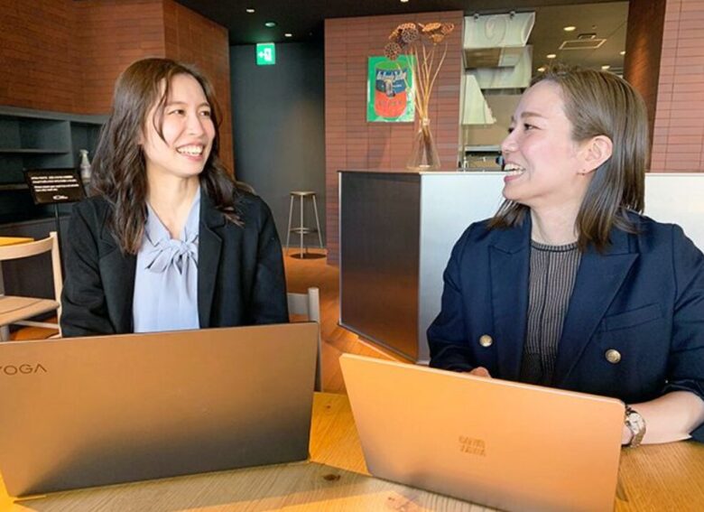 Cocokara札幌ホテル宿泊型産後ケアの代表と副代表がノートパソコンを使って打ち合わせしている様子