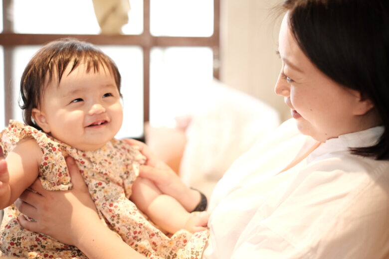 ママに抱っこされて笑っている赤ちゃんとママ